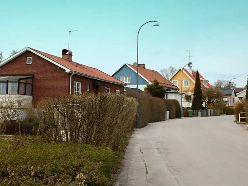 Bild på hus längs en gata i en villaförort i Stockholm.